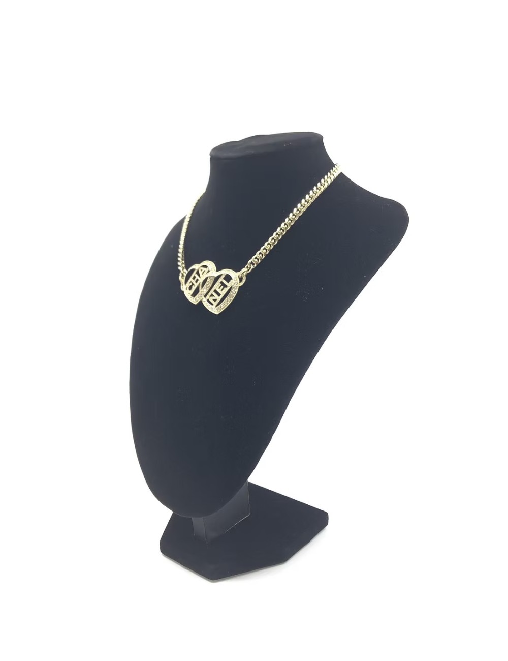 Chanel  Collier ras de cou en forme de cœur doré avec logo